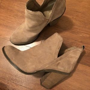Suede Nine West taupe booties